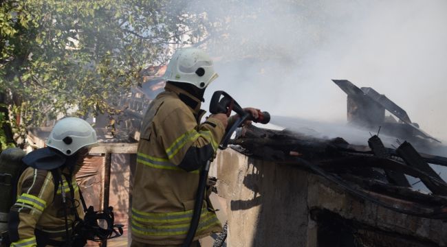 İzmir Aliağa'da metruk evde çıkan yangın söndürüldü