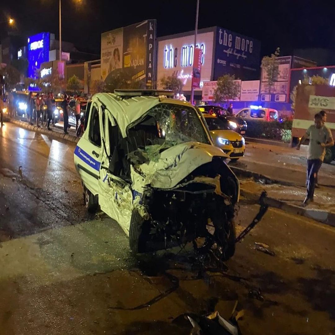 İzmir'de feci kaza: Polis otosuyla çarpıştı
