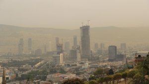 İzmir, sarı bir sabaha uyandı
