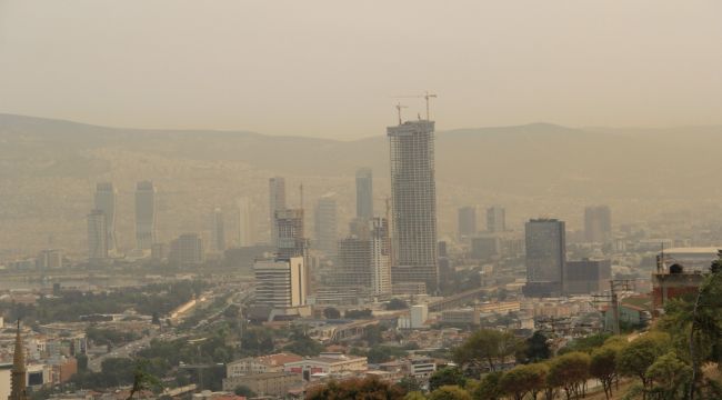 İzmir, sarı bir sabaha uyandı