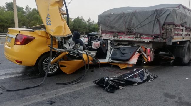 İzmir'de taksi tıra ok gibi saplandı