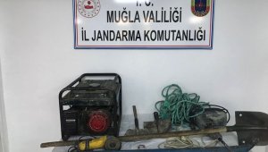 Kaçak kazı için tünel kazmışlar