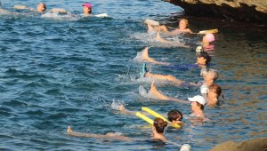 Kadınlar, denizde su jimnastiği ile forma giriyor