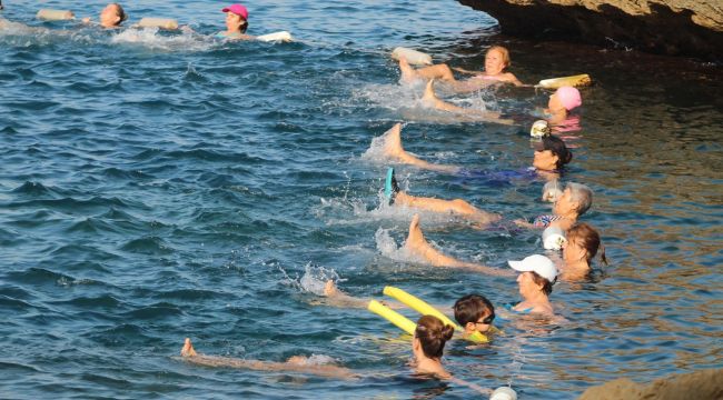 Kadınlar, denizde su jimnastiği ile forma giriyor