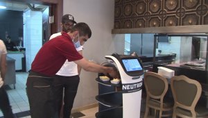 Kebapçıda robot garson ile servis dönemi