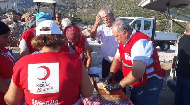 Kızılay'dan Karaburun Küçükkahve yangınına müdahale eden ekiplere destek