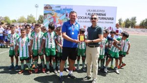 Klazomenai Çocuk Futbol Turnuvası'nın şampiyonu Salihlispor