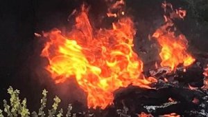 Kovasını kapan yangına koştu