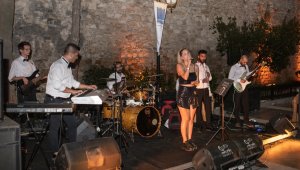 Kuşadası'nın turistik çarşıları konserlerle şenleniyor