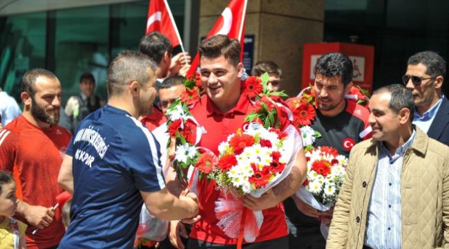 Milli güreşçiye havaalanında coşkulu karşılama