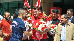 Milli güreşçiye havaalanında coşkulu karşılama