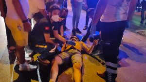 Minibüs, yardıma koşan vatandaşların arasına daldı