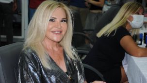 Nalan Tuntaş son kitabı 'Kasabanın Pençeleri'ni imzaladı