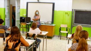 Öğretmen maskesini çıkardı, sınıfın yarısına virüs bulaştı