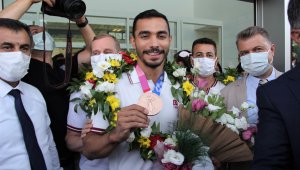 Olimpiyat madalyalı Arıcan'a İzmir'de coşkulu karşılama