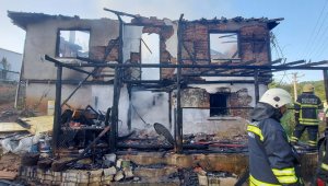 Patlayan kombi müstakil evi alev alev yaktı