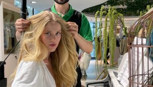 Piyano çalarken saçlarını yaptırdı