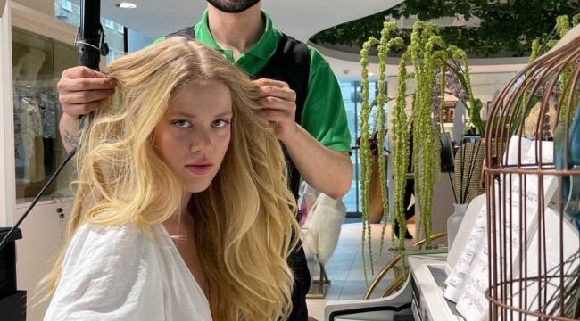 Piyano çalarken saçlarını yaptırdı