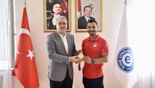  Rektör Budak, Tokyo 2020'de bronz madalya kazanan Arıcan'ı ağırladı