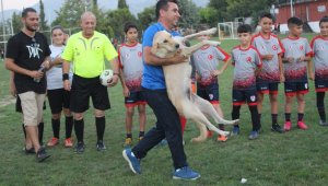 Sahaya girdi, maçın başlamasına izin vermedi