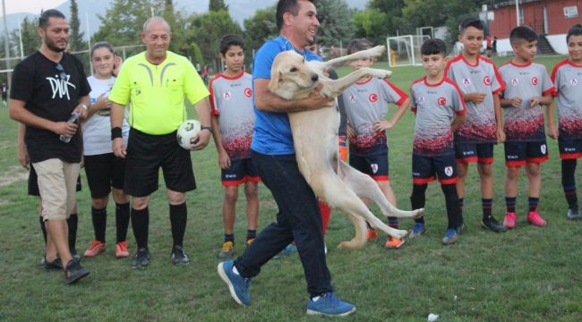Sahaya girdi, maçın başlamasına izin vermedi
