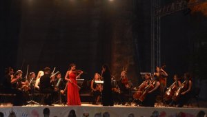 El Ele Müzik Senfoni Orkestrası'ndan Gümüşlük'te konser