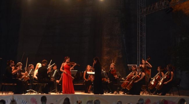 El Ele Müzik Senfoni Orkestrası'ndan Gümüşlük'te konser