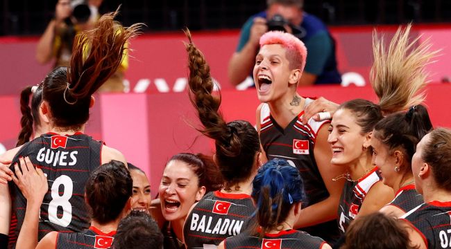 Şov yaptılar! Filenin Sultanları yarı finalde