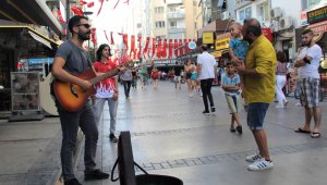 Sporcusunun masrafları için gitarını alıp sokağa koştu