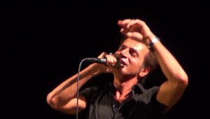 Türkiye yanıyor, Ayvalık eğleniyor