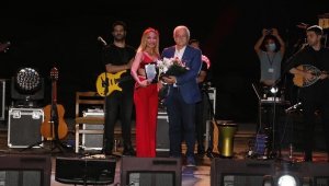 Ziynet Sali Burhaniye'de sahne aldı