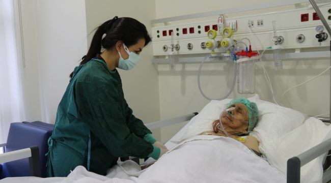 116 yaşındaki Ayşe nine korona virüsü yendi