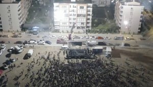 40 metre yüksekten sahneye indi