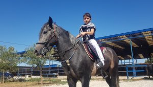 7 yaşında at biniyor bakımlarını da kendi yapıyor