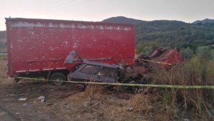 Abi kardeş kazada can verdi