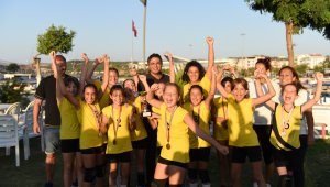 Aliağa Belediyesi Spor Mini Voleybol Takımı kupa aldı