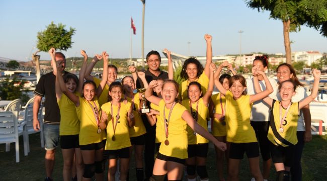 Aliağa Belediyesi Spor Mini Voleybol Takımı kupa aldı