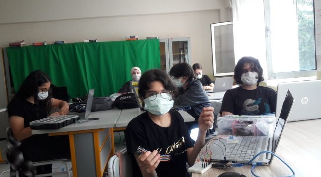 Aliağalı öğrenciler robotik kodlama eğitimini tamamladı