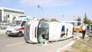 Ambulans ile minibüs çarpıştı: 10 yaralı