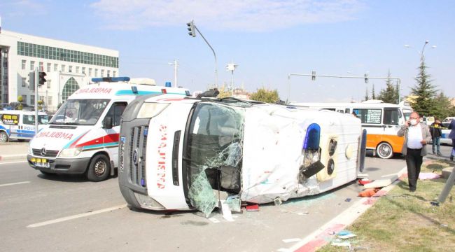 Ambulans ile minibüs çarpıştı: 10 yaralı