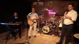 Ameliyattan çıkıp stüdyoya giriyorlar