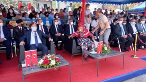 Başkanın koltuğuna oturan yaşlı kadın zorla kaldırıldı