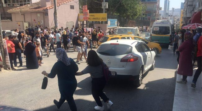 Bayraklı'da öğrenci velilerinden trafik tepkisi