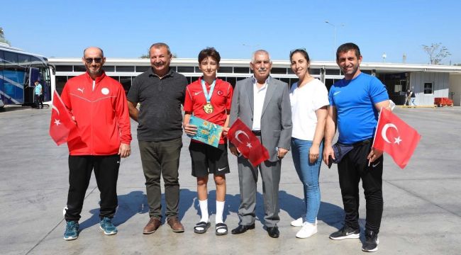 Bayraklılı güreşçi dünya şampiyonu oldu