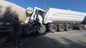 Beton mikseri arıza yapan tıra arkadan çarptı; sürücü ağır yaralı