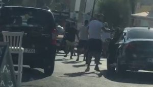 Beyzbol sopalı kavgada cadde savaş alanına döndü