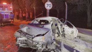 Bornova'da bariyerlere çarpan otomobilde: 1 ölü, 1'i ağır 3 yaralı