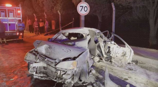 Bornova'da bariyerlere çarpan otomobilde: 1 ölü, 1'i ağır 3 yaralı