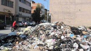 Bornova'nın bir tarafında çöp ve diğer tarafında moloz tepecikleri yükseliyor