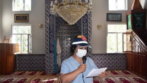 Camiye giren kadın sağlıkçı aşı anonsu yaptı